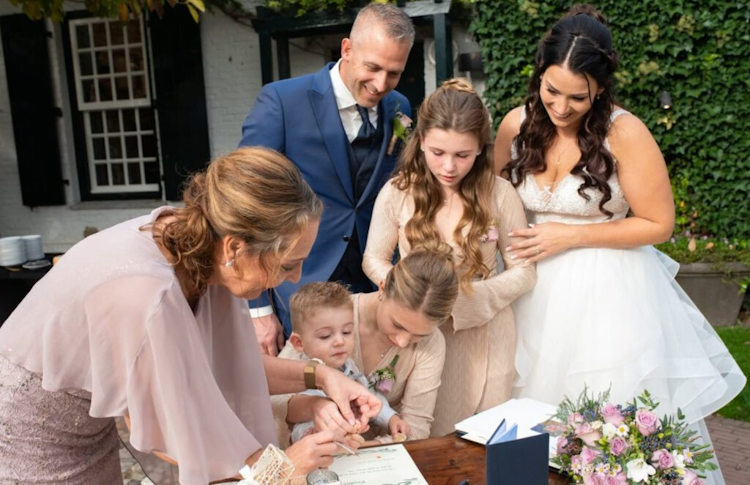 images/bruiloft-ons-huwelijk-mieke-trouwambtenaar-trouwbeurs-limburg.png#joomlaImage://local-images/bruiloft-ons-huwelijk-mieke-trouwambtenaar-trouwbeurs-limburg.png?width=750&height=485