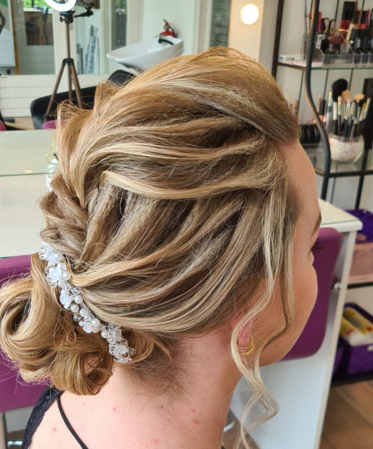 images/golden-hair-goldenhair-bruidskapsels-bruidsmake-up-trouwbeurs-trouwen-in-limburg%205.jpg#joomlaImage://local-images/golden-hair-goldenhair-bruidskapsels-bruidsmake-up-trouwbeurs-trouwen-in-limburg 5.jpg?width=768&height=923