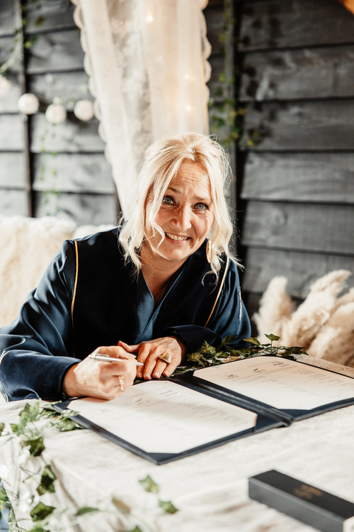 images/janine-bakker-ceremonie-by-janine%202.jpg#joomlaImage://local-images/janine-bakker-ceremonie-by-janine 2.jpg?width=500&height=750