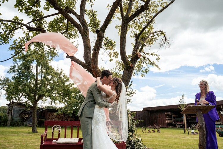 images/marijke-beleef-de-dag-trouwambtenaar-ceremoniemeeste-trouwbeurs-limburg%203.jpg#joomlaImage://local-images/marijke-beleef-de-dag-trouwambtenaar-ceremoniemeeste-trouwbeurs-limburg 3.jpg?width=750&height=500