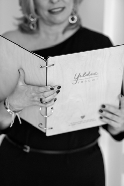 images/yildez-trouwt-yildeztrouwt-babs-ceremoniespreker%204.jpg#joomlaImage://local-images/yildez-trouwt-yildeztrouwt-babs-ceremoniespreker 4.jpg?width=426&height=640